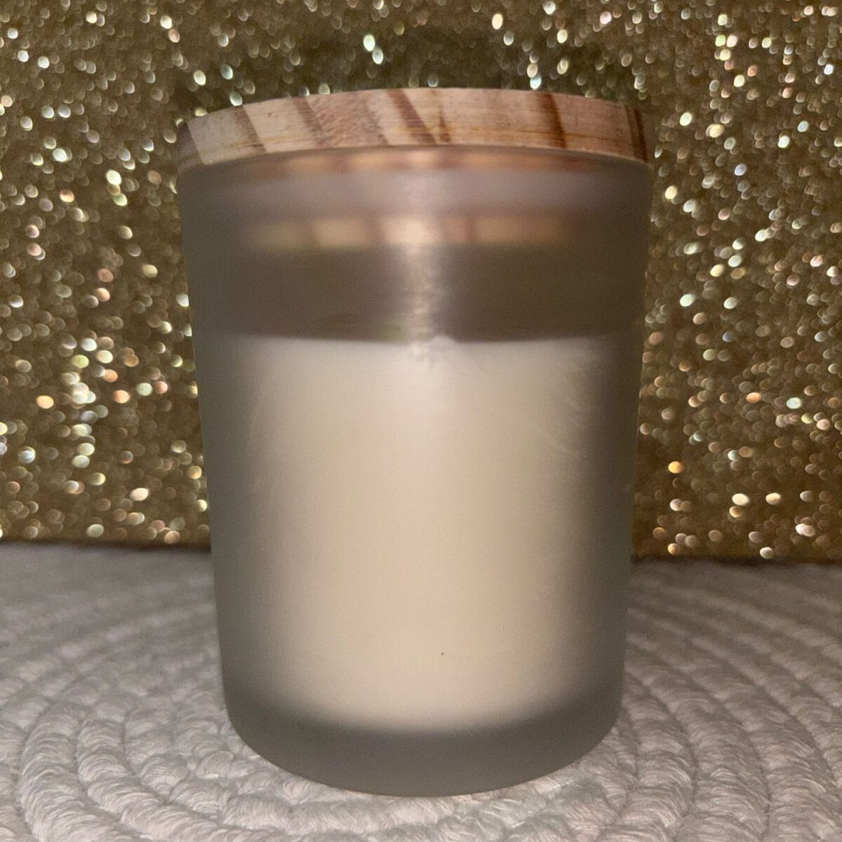 Bougie dans un pot avec couvercle en bois